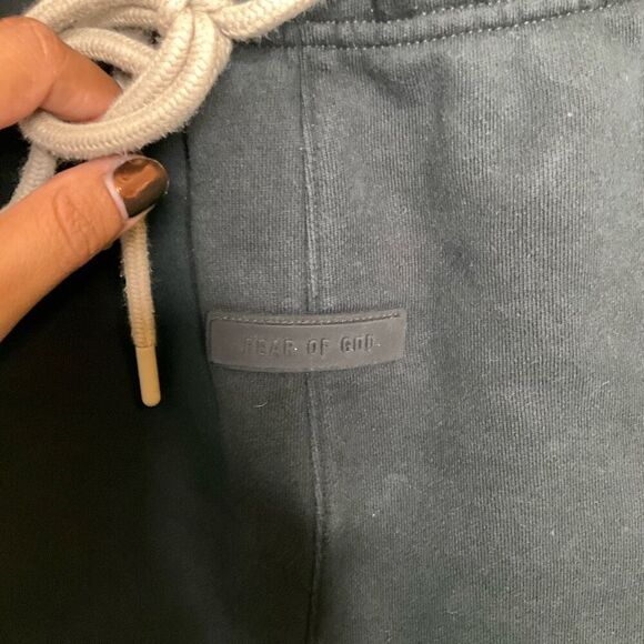 Fear of God Essentials Sweat Shorts - Picture 5 of 9